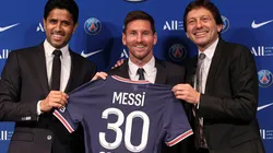 Lionel Messi, ao lado de Nasser Al-Khelaifi e Leonardo (Foto: Getty Images)