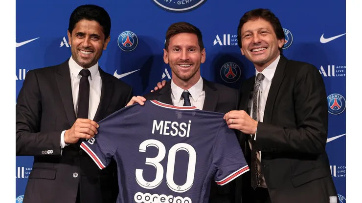 Lionel Messi, ao lado de Nasser Al-Khelaifi e Leonardo (Foto: Getty Images)