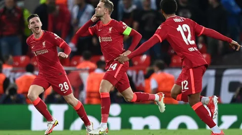 Henderson comemora com os companheiros o gol da vitória do Liverpool (Foto: Getty Images)