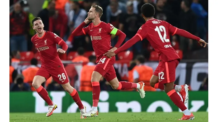 Henderson comemora com os companheiros o gol da vitória do Liverpool (Foto: Getty Images)