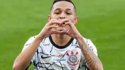 Adson comemora um dos gols marcados diante do Ceará (Foto: Marcello Zambrana/AGIF)