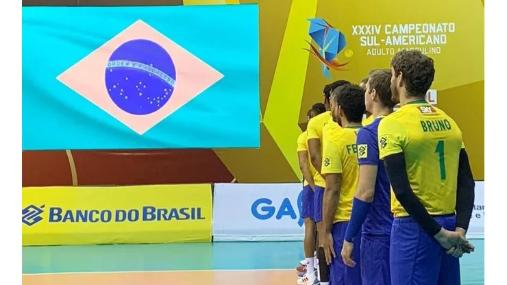 Seleção masculina de vôlei, na disputa do Sul-Americano, campeonato do qual se sagrou campeã pela 33ª vez neste ano. (Foto: Reprodução Redes Sociais CBV)