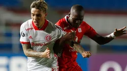 Saravia, em campo pelo Internacional (Foto: Getty Images)