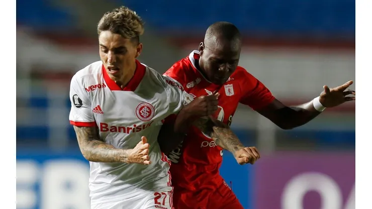 Saravia, em campo pelo Internacional (Foto: Getty Images)