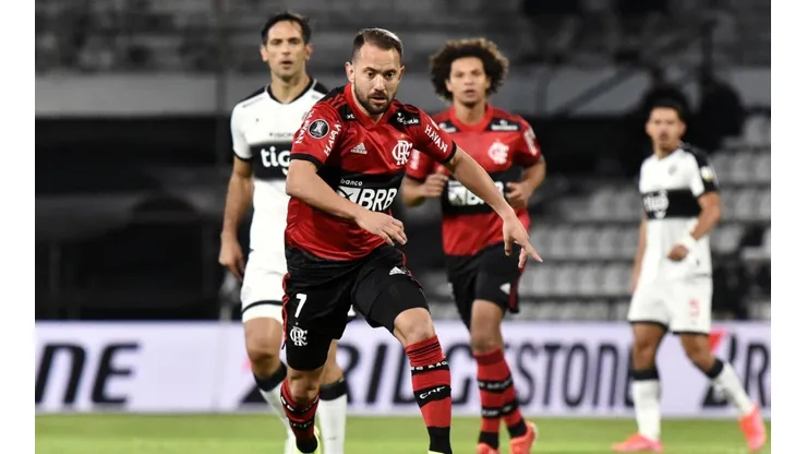 Olimpia e Flamengo, em campo pela Copa Libertadores (Foto: Getty Images)