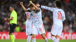 Muller comemora gol com companheiros na vitória do Bayern no Camp Nou (Getty Images)
