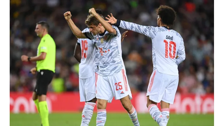 Muller comemora gol com companheiros na vitória do Bayern no Camp Nou (Getty Images)