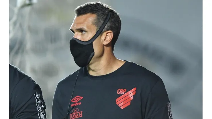 Lazaroni: explicou a mudança tática (Foto: Gustavo Oliveira/athletico.com.br/Divulgação)