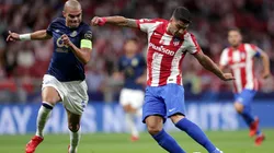 Luis Suárez chuta a bola acompanhado de Pepe em jogo entre Atlético de Madrid e Porto (Getty Images)