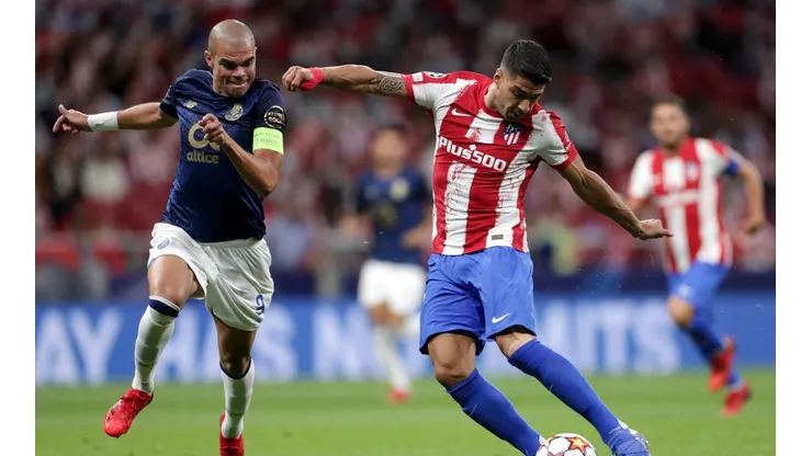 Luis Suárez chuta a bola acompanhado de Pepe em jogo entre Atlético de Madrid e Porto (Getty Images)