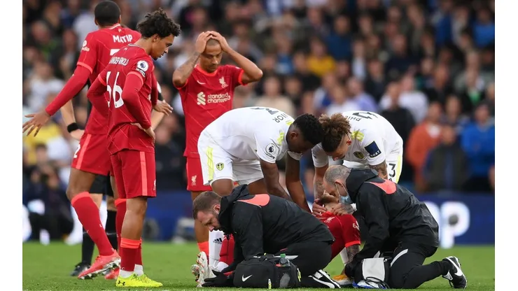Jogadores demonstravam preocupação com a condição de Elliot que se contorcia de dor | Crédito: Getty Images