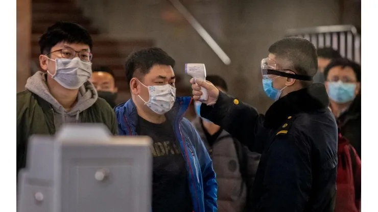A China pratica uma estratégia de tolerância zero contra o novo coronavírus, que envolve rígido controle sobre entradas no país, com quarentenas de até três semanas e vários exames.