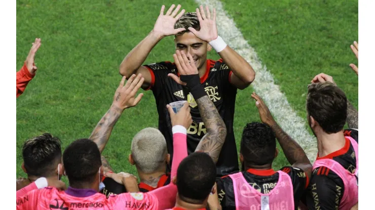 Andreas Pereira comemora com os companheiros o gol marcado sobre o Santos (Foto: Fernanda Luz/AGIF)