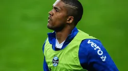 Douglas Costa: luta para se livrar das lesões (Foto: Pedro H. Tesch/AGIF)