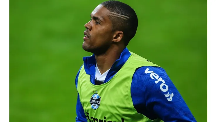 Douglas Costa: luta para se livrar das lesões (Foto: Pedro H. Tesch/AGIF)