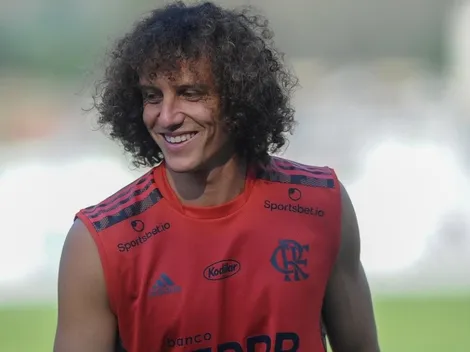 David Luiz participa de trabalho com bola no CT do Flamengo