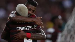 Gabigol e Bruno Henrique treinaram no campo nesta segunda-feira (13) (Foto: Getty Images)