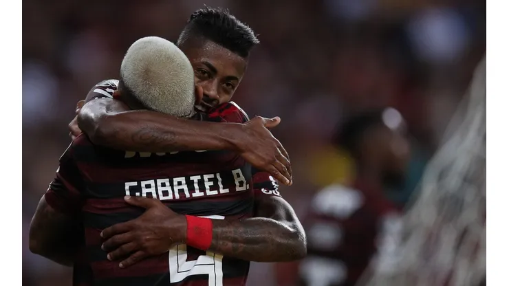 Gabigol e Bruno Henrique treinaram no campo nesta segunda-feira (13) (Foto: Getty Images)