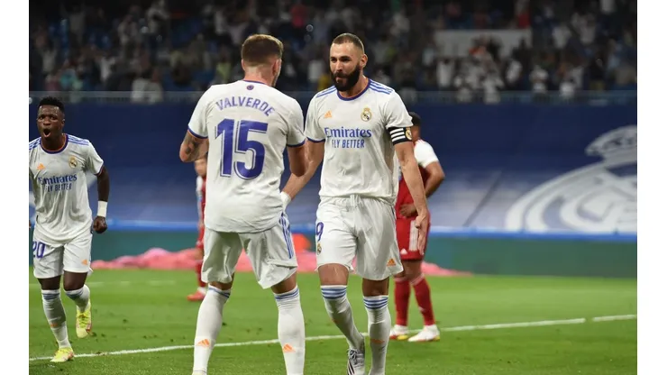 Benzema comemora um dos dois gols na vitória do Real Madrid (Getty Images)