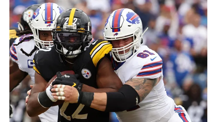 Najee Harris sendo tackleado durante jogo entre Bills e Steelers (Getty Images)