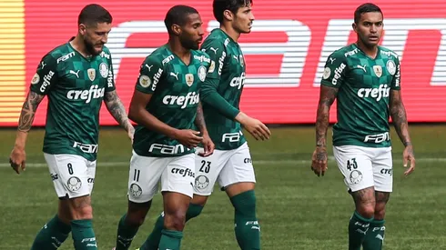 Jogadores do Palmeiras em duelo contra o Flamengo