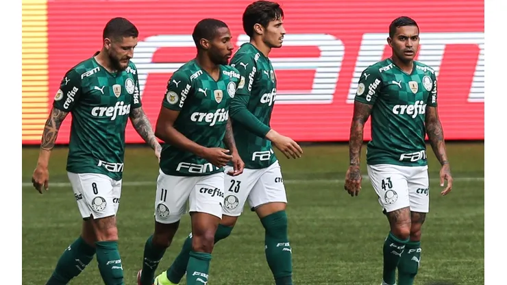 Jogadores do Palmeiras em duelo contra o Flamengo