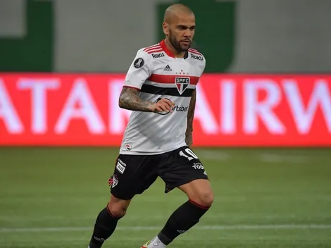 Dani Alves é atacado na web após post enigmático e saída conturbada do Tricolor: 'Birrento e mau-caráter'