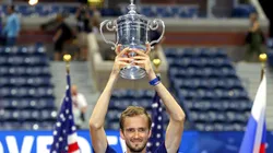 Medvedev conquista o seu primeiro Grand Slam da carreira ao vencer Djokovic no US Open. (Foto: Getty Images)