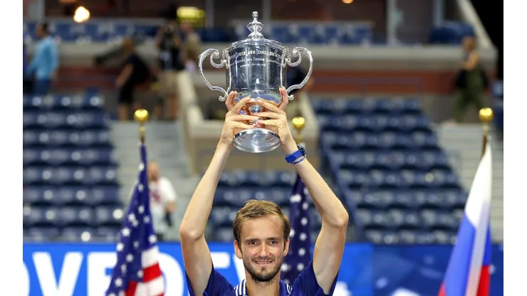 Medvedev conquista o seu primeiro Grand Slam da carreira ao vencer Djokovic no US Open. (Foto: Getty Images)