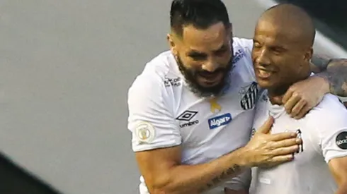Pará e Carlos Sánchez se abraçam após gol do Santos