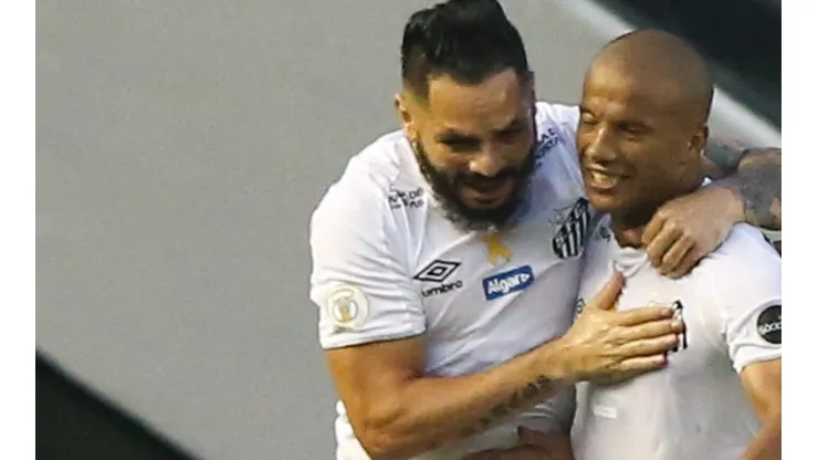 Pará e Carlos Sánchez se abraçam após gol do Santos