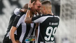 Carli e Navarro: zagueiro está machucado e atacante retorna de suspensão (Foto: Vitor Silva/Botafogo/Divulgação)