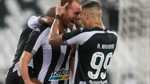 Carli e Navarro: zagueiro está machucado e atacante retorna de suspensão (Foto: Vitor Silva/Botafogo/Divulgação)