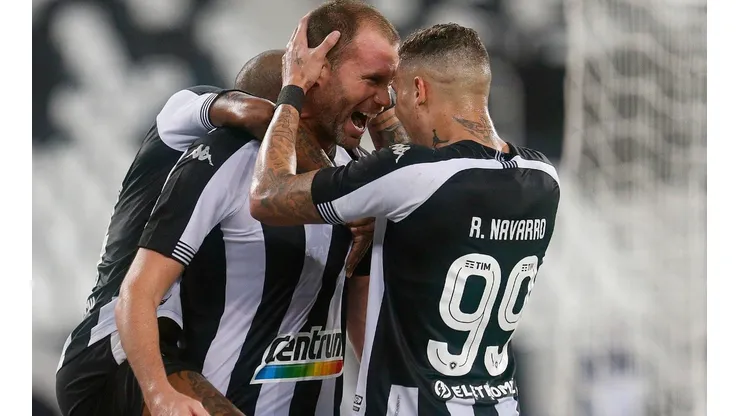 Carli e Navarro: zagueiro está machucado e atacante retorna de suspensão (Foto: Vitor Silva/Botafogo/Divulgação)