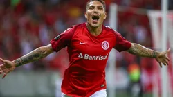 Guerrero comemora gol com a camisa do Internacional (Foto: Getty Images)