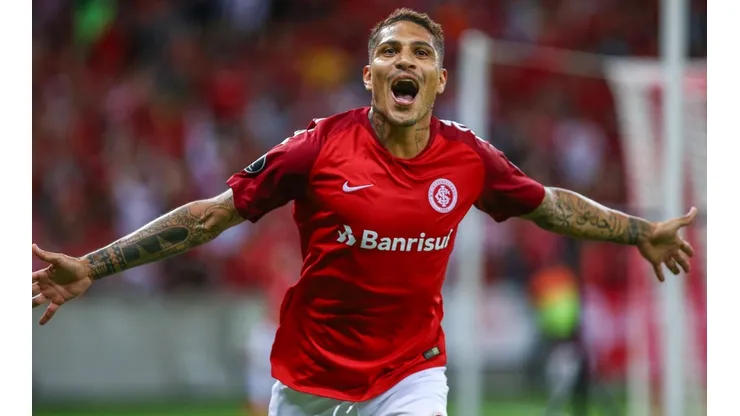 Guerrero comemora gol com a camisa do Internacional (Foto: Getty Images)