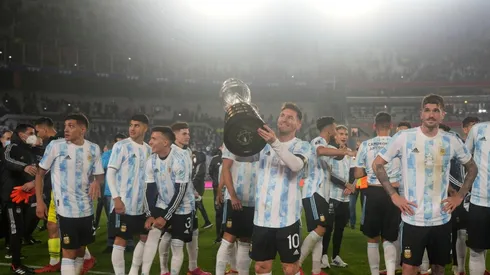 Após fazer três gols, Messi é ovacionado na Argentina com taça da Copa América e chora em entrevista: