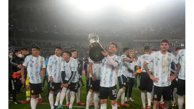 Após fazer três gols, Messi é ovacionado na Argentina com taça da Copa América e chora em entrevista: "Esperei e lutei muito por isso". (Foto: Getty Images)