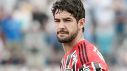 Daniel Alves deixa web tricolor indignada e comparação com Pato vem à tona