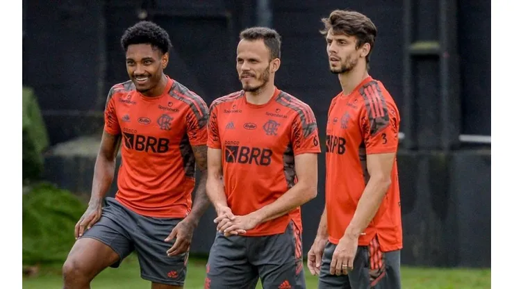 Vitinho (esq.), Renê (meio) e Rodrigo Caio (dir.) durante treino do Flamengo na Gávea (Flamengo/Reprodução)