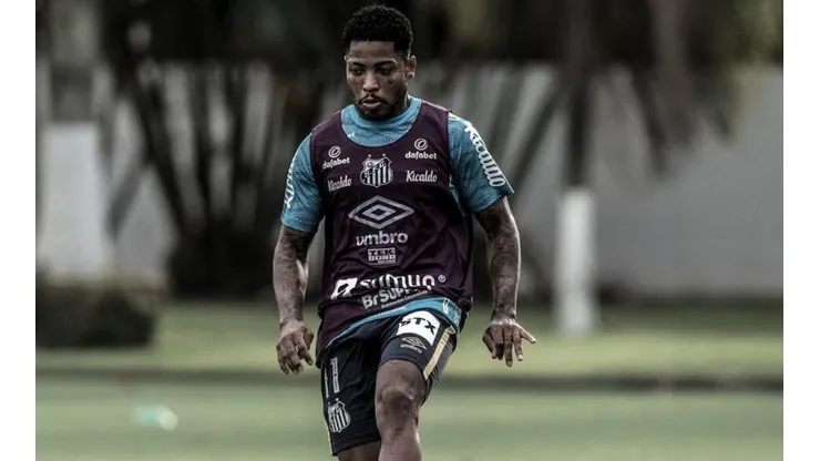 Jogador foi as redes sociais negar a informação de que estaria treinando normalmente | Crédito: Divulgação Santos