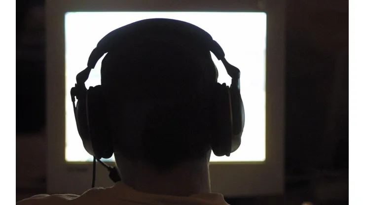 É preciso de alongamento e saber se posicionar frente ao monitor para não sentir dores (Foto: Getty Images)