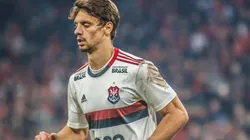 Rodrigo Caio, em campo com a camisa do Flamengo (Foto: Gabriel Machado/AGIF)