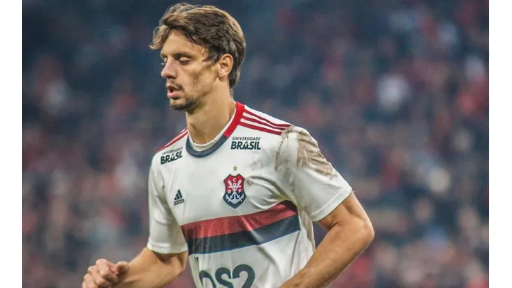 Rodrigo Caio, em campo com a camisa do Flamengo (Foto: Gabriel Machado/AGIF)