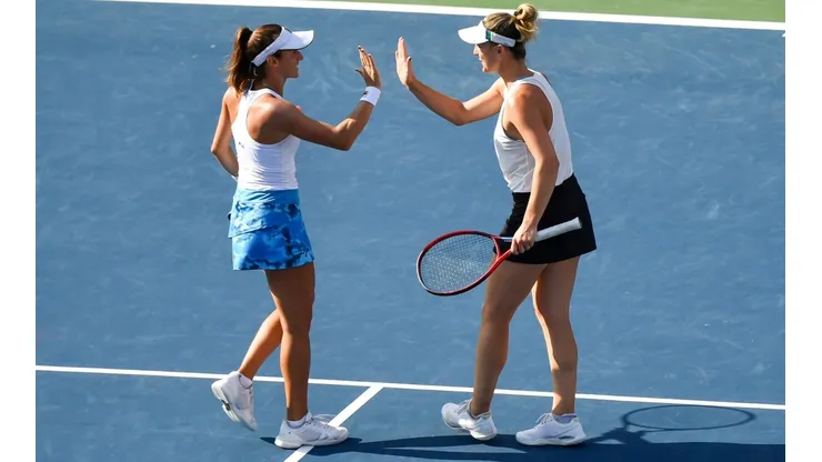 Registro feito da dupla Luisa Stefani e Gabriela Dabrowski, em agosto deste ano. (Foto: Getty Images)