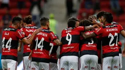 Marca deve ser exibida na camisa de treino do profissional masculina, na de jogo do prossional feminino e das categorias de base | Crédito: Getty Images