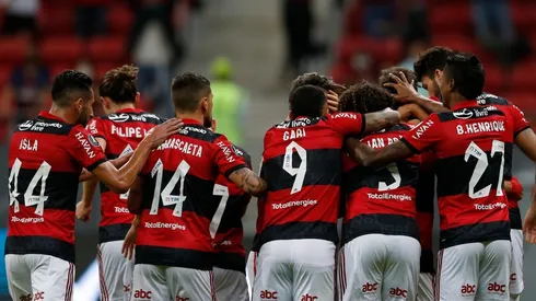 Marca deve ser exibida na camisa de treino do profissional masculina, na de jogo do prossional feminino e das categorias de base | Crédito: Getty Images