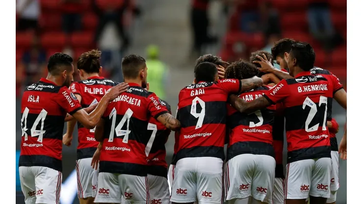 Marca deve ser exibida na camisa de treino do profissional masculina, na de jogo do prossional feminino e das categorias de base | Crédito: Getty Images