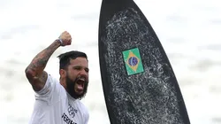Italo Ferreira, em registro feito em Tóquio, quando ele se sagrou o primeiro surfista campeão olímpico. (Foto: Getty Images)