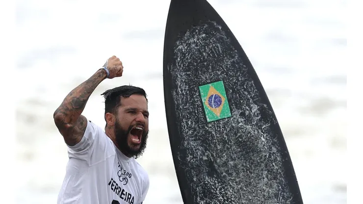 Italo Ferreira, em registro feito em Tóquio, quando ele se sagrou o primeiro surfista campeão olímpico. (Foto: Getty Images)